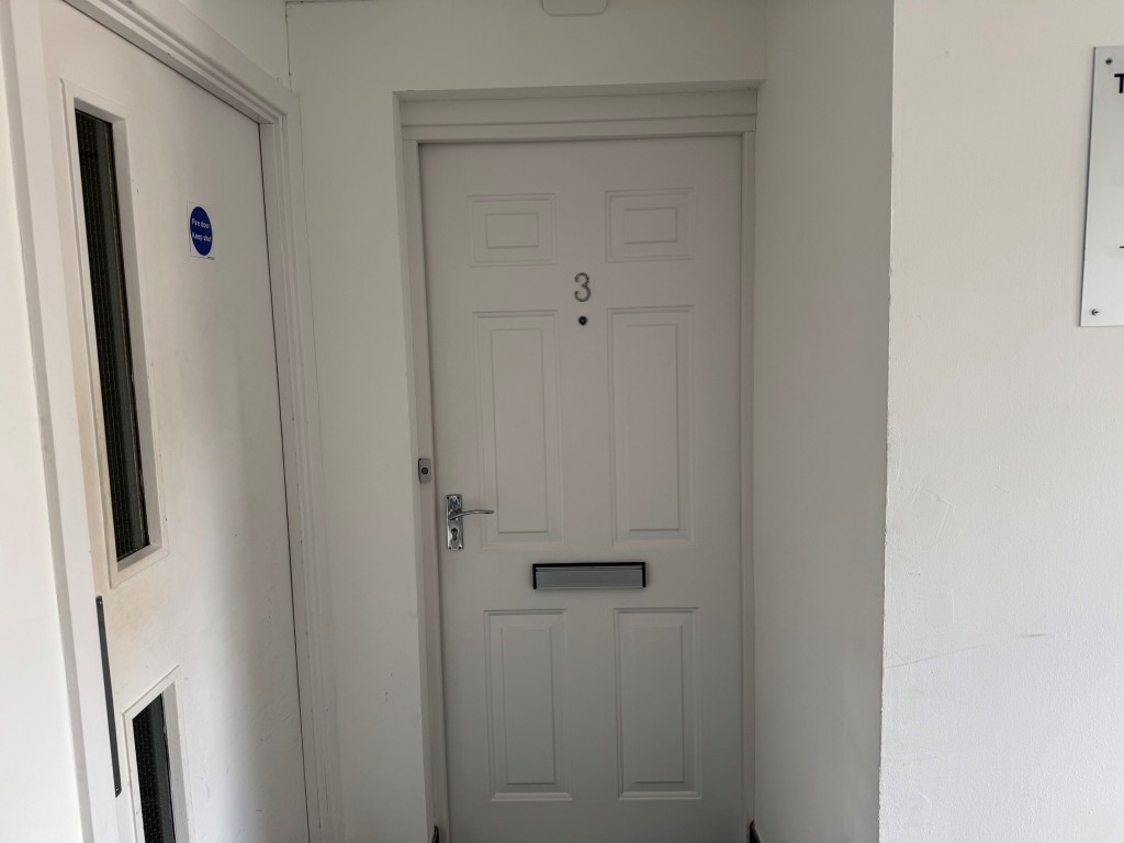 Lot: 157 - GROUND FLOOR FLAT FOR INVESTMENT WITH ALLOCATED PARKING - Front Door